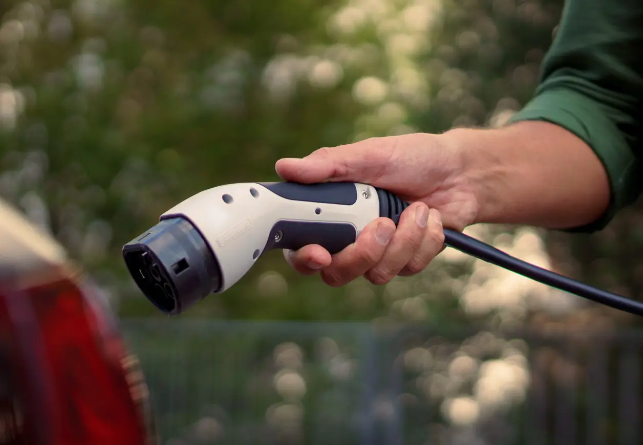Nahaufnahme eines Streckers zum Laden eines E-Autos.