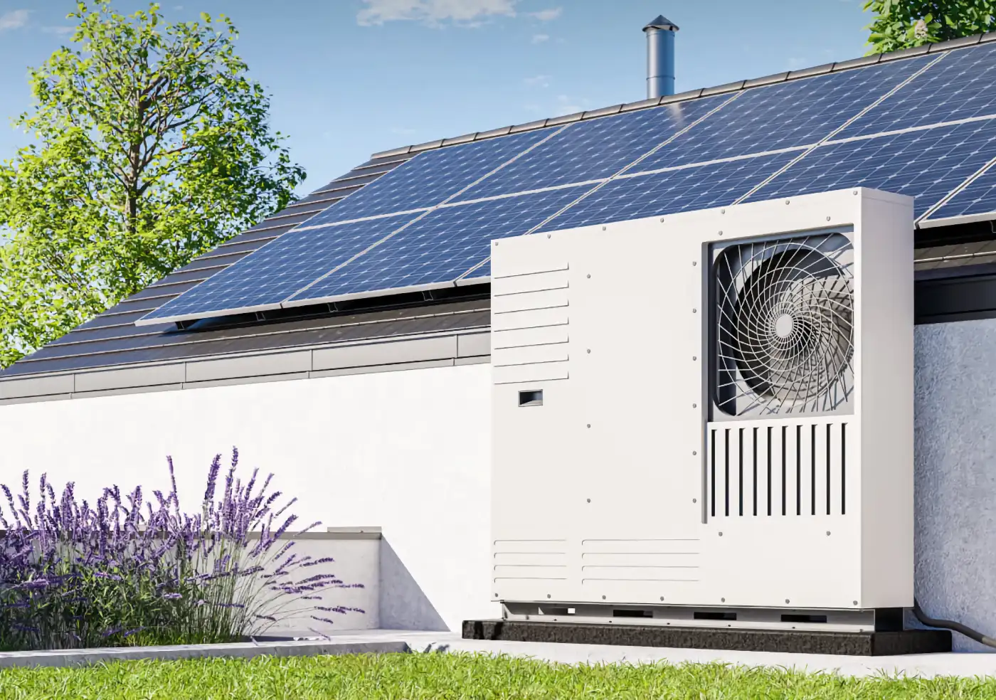 Ein modernes weißes Haus mit Solarmodulen auf dem Dach und einer großen Wärmepumpe an der Außenwand. Im Hintergrund ist eine Windkraftanlage unter strahlend blauem Himmel zu sehen.