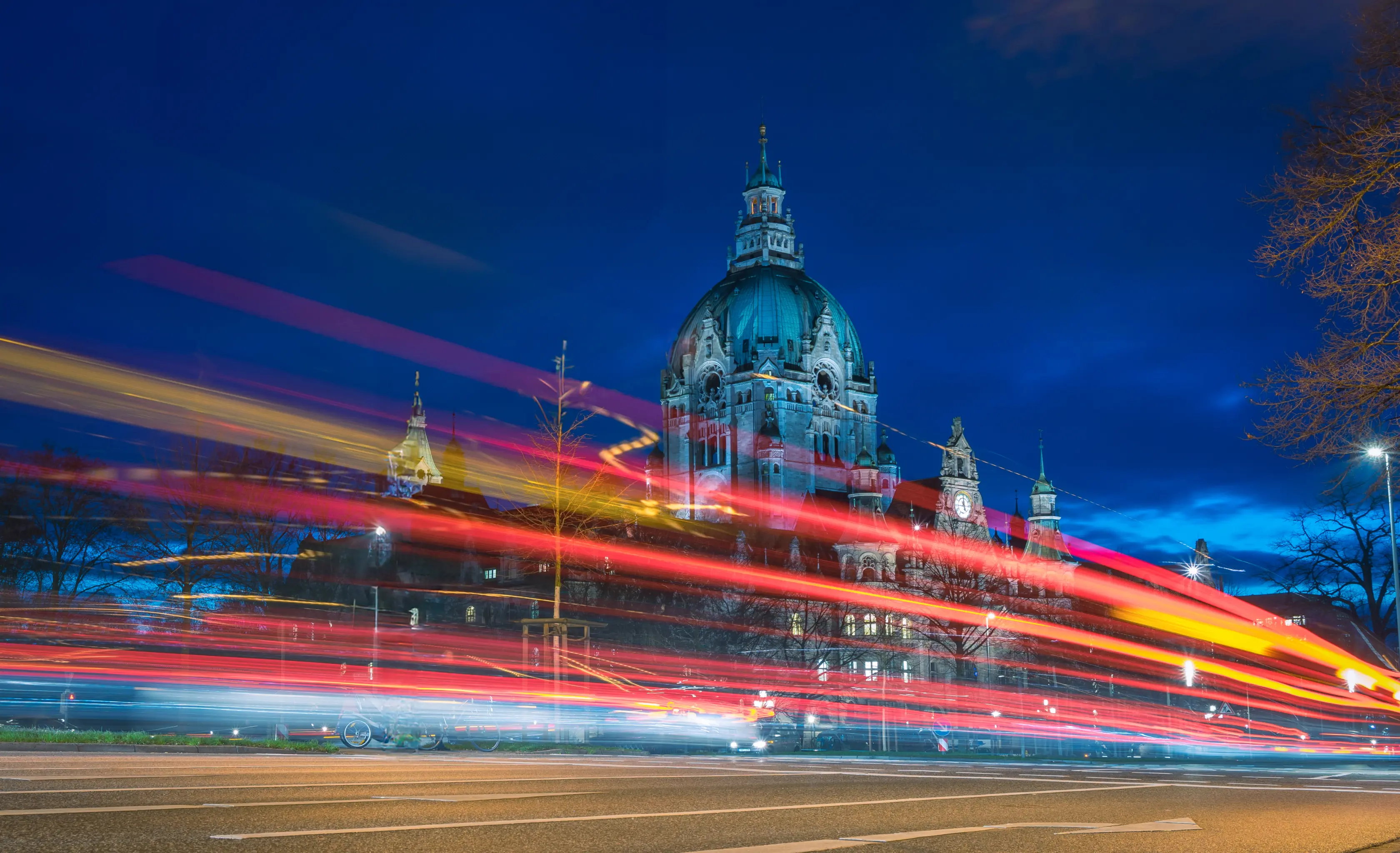 Nachtaufnahme mit Langzeitbelichtung vom Rathaus Hannover.