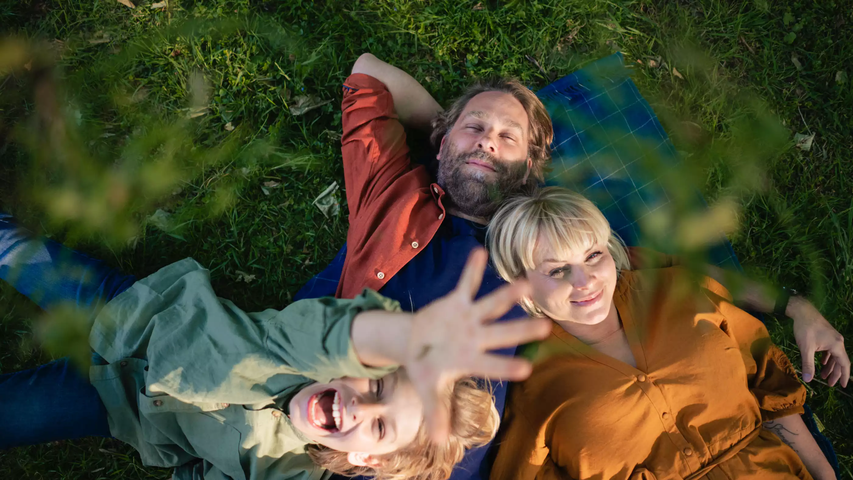 Familie in der Natur mit Windanlage im Hintergrund